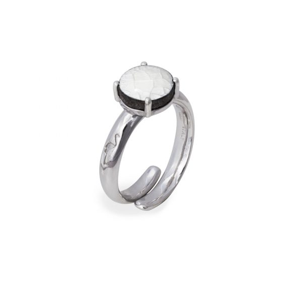 Anello una pietra bianco